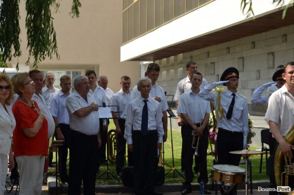 У Луцьку вже почали святкувати День Конституції. ФОТО