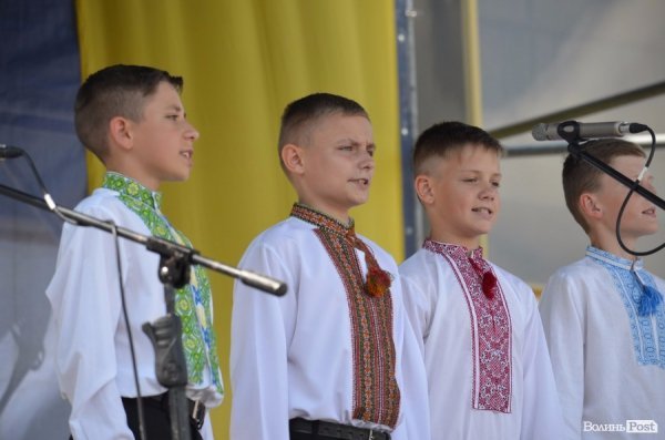 У Луцьку вже почали святкувати День Конституції. ФОТО