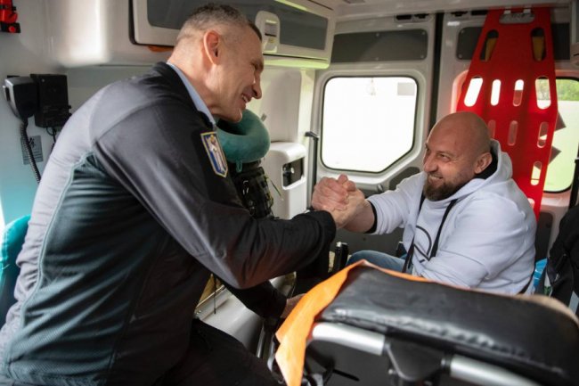 Перші 13 українських захисників вирушили до Берліна, де їм встановлять інноваційні протези, – Кличко