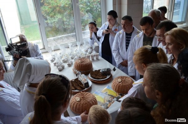 У Луцьку показали, як печуть хліб. ФОТО