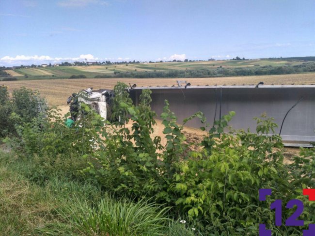 Під Луцьком вантажівка із зерном злетіла у кювет: водій загинув. ФОТО