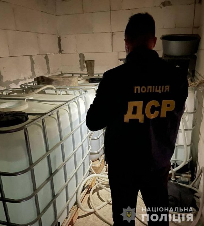 На Волині злочинна група продавала підроблений алкоголь та цигарки
