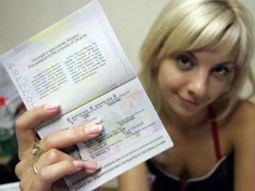 Українці отримуватимуть закордонні паспорти з 16 років