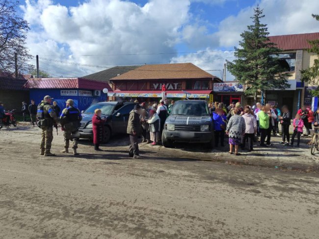 Волинські поліцейські привезли Starlink в деокуповане село на Харківщині. ФОТО