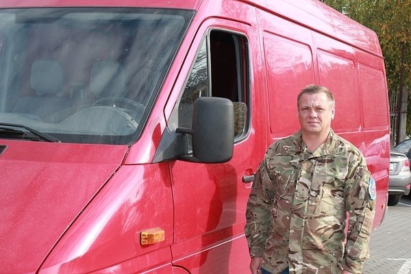 Волонтер Володимир готується до нового рейсу