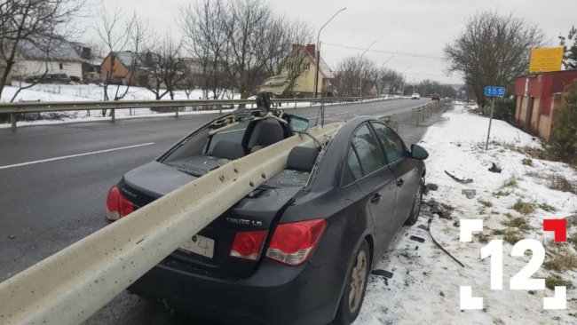ДТП під Луцьком: відбійник пронизав авто наскрізь. ФОТО, ВІДЕО