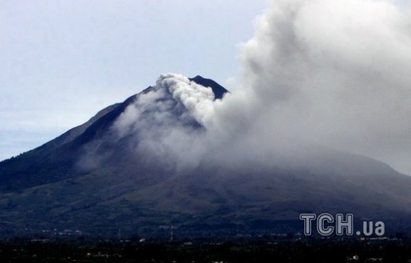 Виверження вулкану Сінабург в Індонезії. ФОТО. ВІДЕО