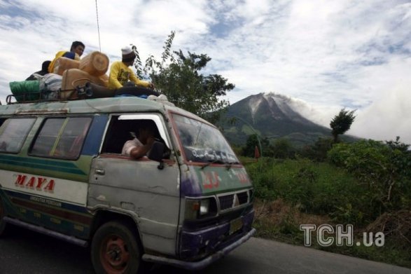 Виверження вулкану Сінабург в Індонезії. ФОТО. ВІДЕО