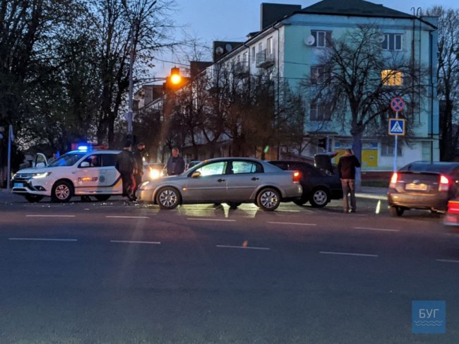 У центрі Володимира-Волинського зіткнулися два легковики. ФОТО