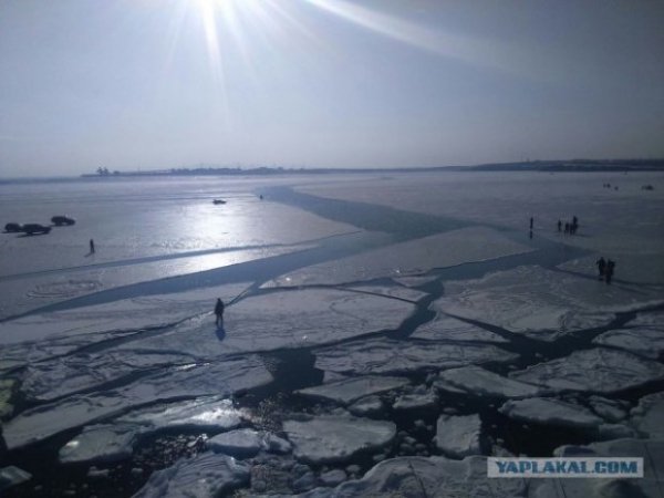 Майже 30 авто та півсотні людей віднесло в море на крижині у Росії