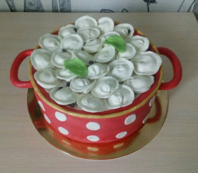 Каструля з пельменями, мангал і чайник: волинянка створює незвичні торти 