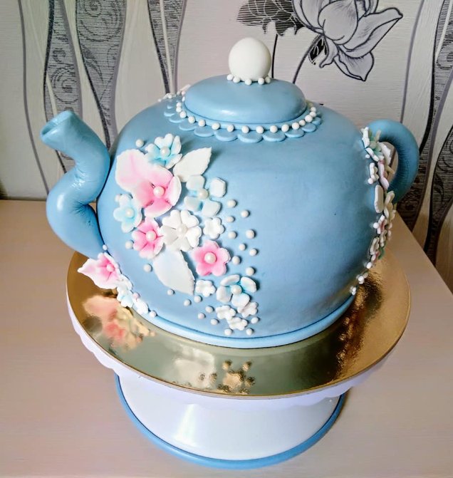 Каструля з пельменями, мангал і чайник: волинянка створює незвичні торти 