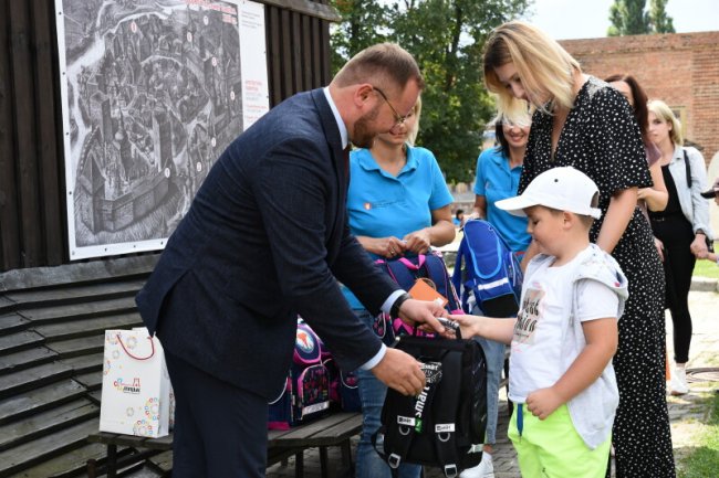 «Скоро до школи»: у Луцьку провели благодійну акцію для дітей. ФОТО