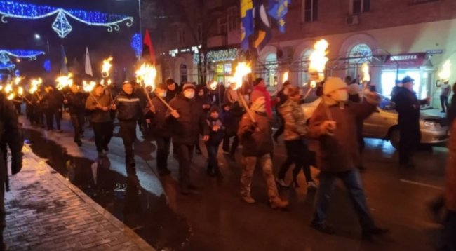 У Слов'янську пройшла смолоскипна хода до дня народження Бандери. ФОТО