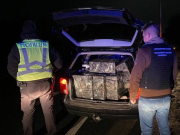 На Волині піймали водія, який віз у авто 8,5 тисяч пачок контрабандного курива
