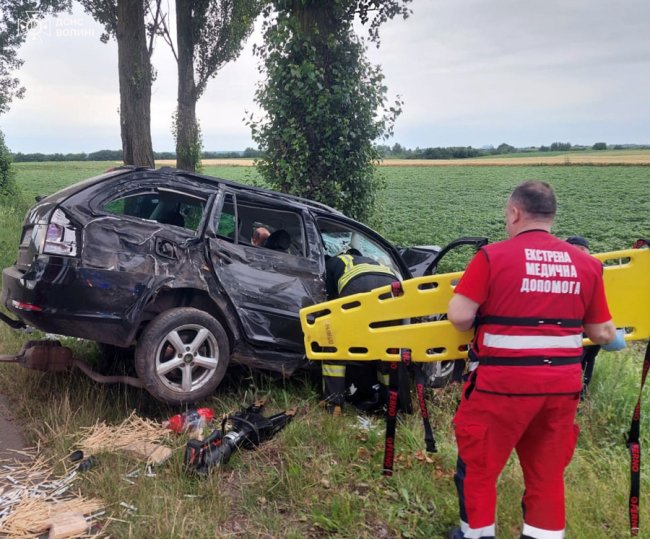 У Луцькому районі рятувальники деблокували дівчину з понівеченого під час аварії авто