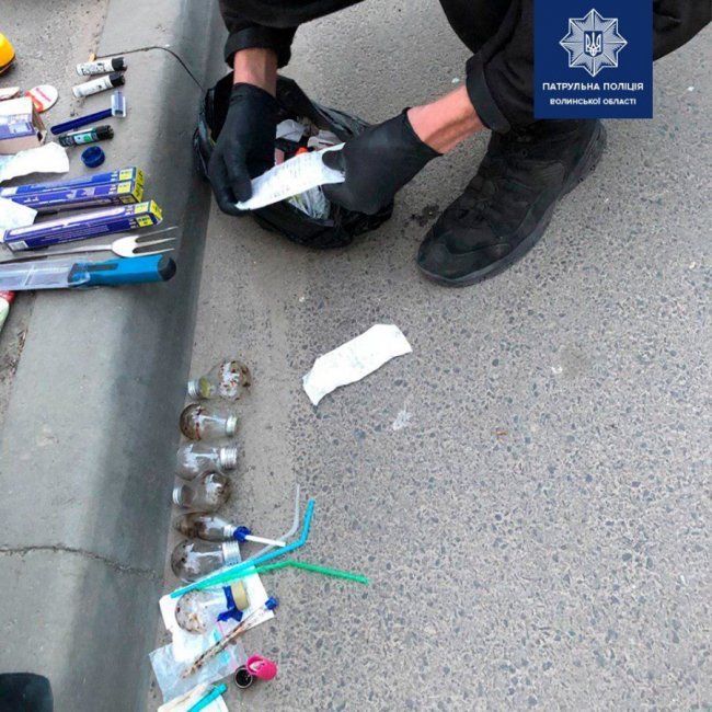 У Луцьку серед вулиці затримали неадекватних чоловіків зі зброєю і наркотиками