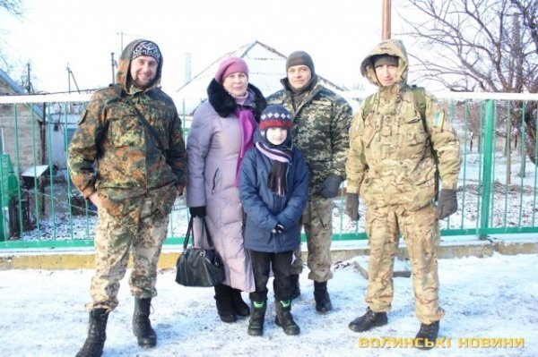 Попри численні аварії, волинські волонтери таки повезли подарунки бійцям. ФОТО