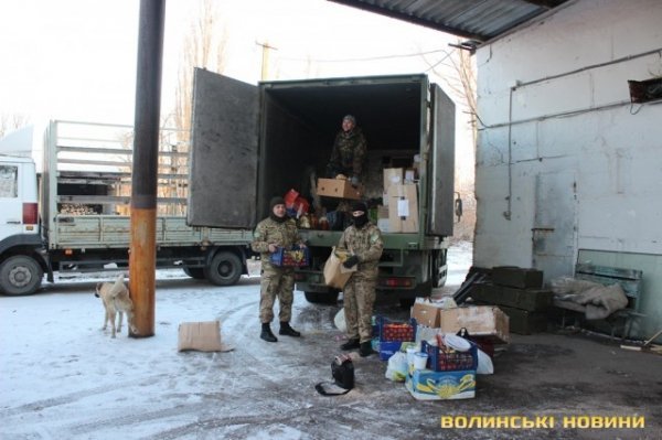Попри численні аварії, волинські волонтери таки повезли подарунки бійцям. ФОТО