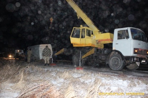 Попри численні аварії, волинські волонтери таки повезли подарунки бійцям. ФОТО