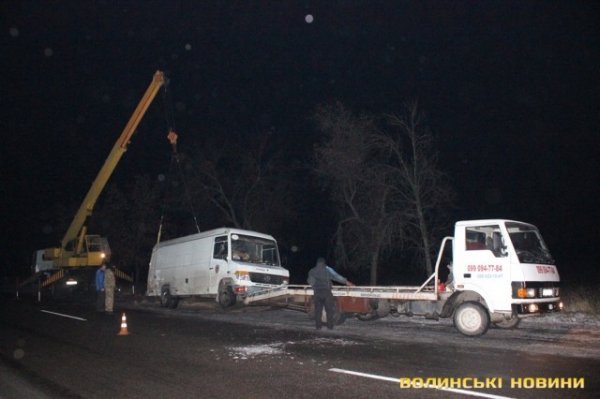 Попри численні аварії, волинські волонтери таки повезли подарунки бійцям. ФОТО