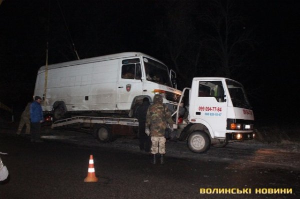 Попри численні аварії, волинські волонтери таки повезли подарунки бійцям. ФОТО