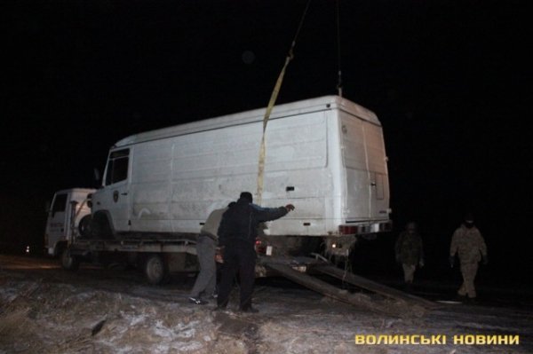 Попри численні аварії, волинські волонтери таки повезли подарунки бійцям. ФОТО