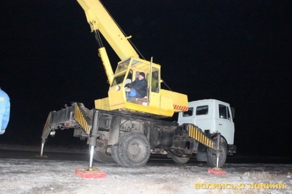Попри численні аварії, волинські волонтери таки повезли подарунки бійцям. ФОТО