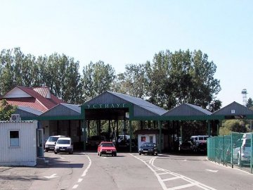 На «Устилузі» митники виявили у чоловіка наркотичні таблетки та порошок. ФОТО