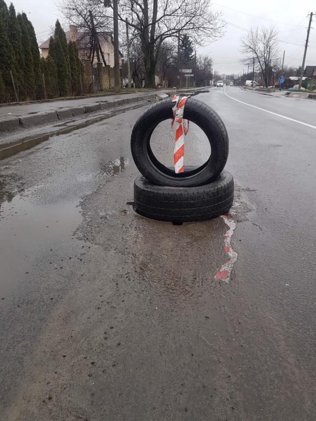 У Луцьку посеред дороги – відкритий люк. ФОТО