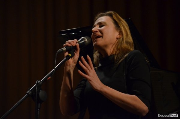 У Луцьку - творчий тандем: Оксана Забужко та «Сестри Тельнюк». ФОТО. ВІДЕО