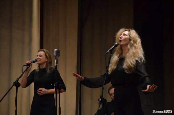 У Луцьку - творчий тандем: Оксана Забужко та «Сестри Тельнюк». ФОТО. ВІДЕО