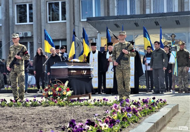 Встиг збудувати дім, але не встиг пожити у ньому: на Волині попрощалися зі снайпером Сергієм Кашубою