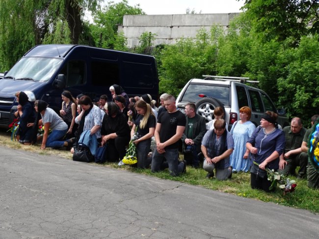 Служив разом іх сином: на Волині попрощалися із Героєм Сергієм Карпуком