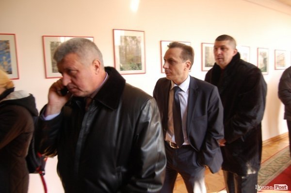 У приміщенні ОДА - начальник СБУ Волині Володимир Мельникович, прокурор області Андрій Парака і начальник ГУ Міндоходів Волині Ігор Сінгаєвський