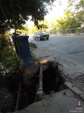 У луцькому мості ‒ двометрова дірка. ФОТО