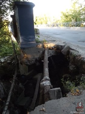 У луцькому мості ‒ двометрова дірка. ФОТО