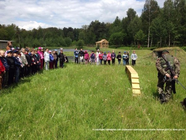 Луцькі школярі завітали в гості до прикордонників. ФОТО