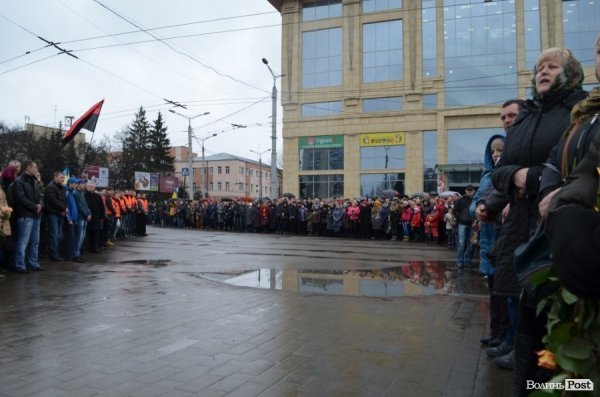 «Герої не вмирають!», – у Луцьку провели в останню путь майданівця. ФОТО. ВІДЕО