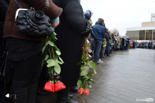 «Герої не вмирають!», – у Луцьку провели в останню путь майданівця. ФОТО. ВІДЕО