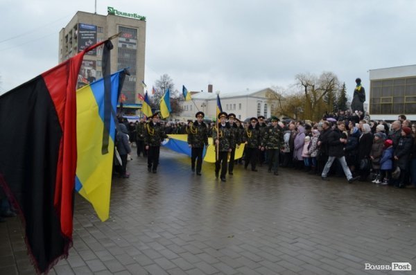 «Герої не вмирають!», – у Луцьку провели в останню путь майданівця. ФОТО. ВІДЕО