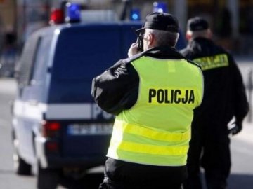 З Польщі під конвоєм депортували двох українців 