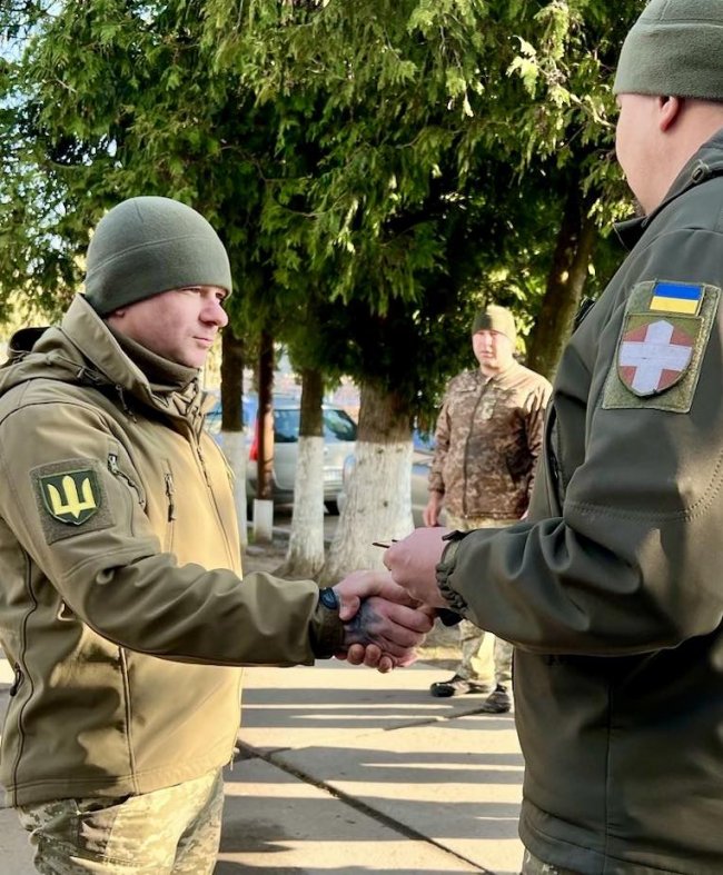 Нагородили воїна, який після важкого поранення служить у ТЦК на Волині