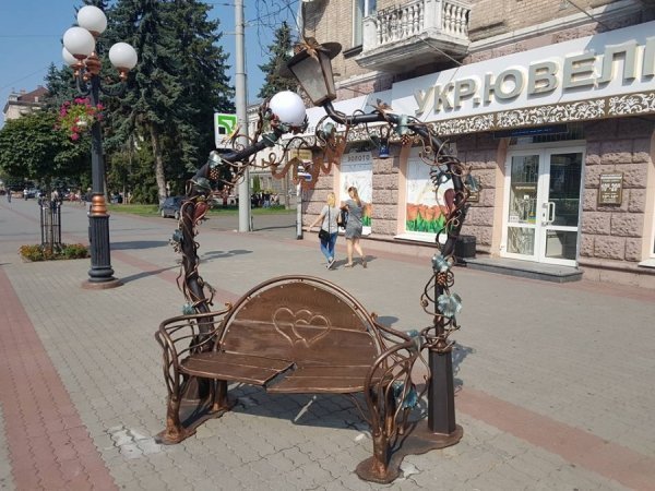 Лавку «Закоханих ліхтарів»  у Луцьку реконструювали. ФОТО