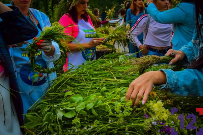 Плетіння вінків та показове годування тварин: як минула ніч у луцькому зоопарку. ФОТО