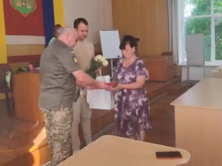 На Волині матері загиблого воїна вручили його посмертну герою