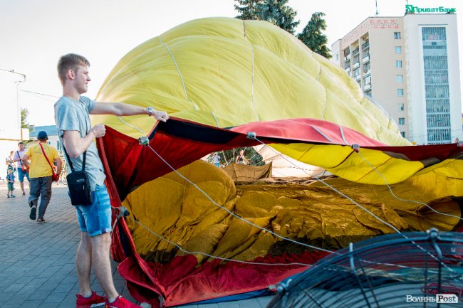 Вечірній старт аеростатів у центрі Луцька. ФОТО