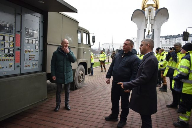 Україна отримала 4 вантажівки з потужними генераторами: одна з них лишається на Волині