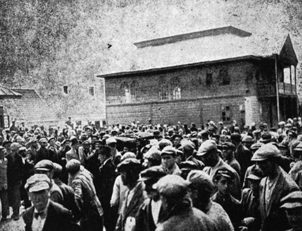 Біля синагоги в Торговиці, міжвоєнний період.