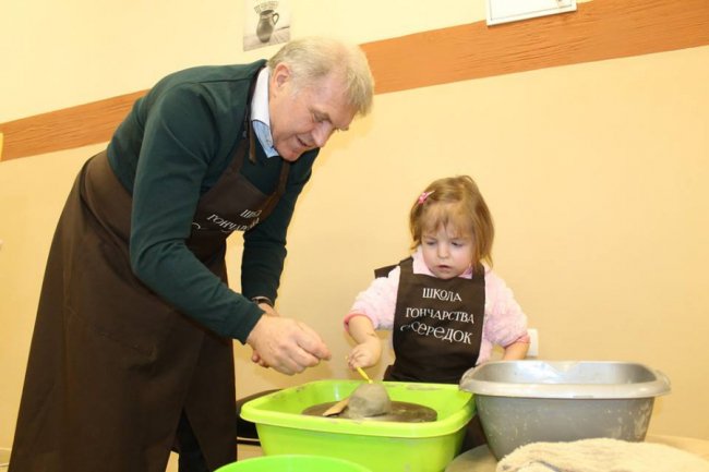 На Волині особливі діти ліпили посуд із глини